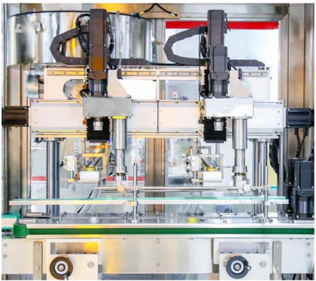 Купить Автоматическая машина для накрытия широкое применение совместима с различными формами бутылок и конструкциями крышек для гибкого производства online manufacture